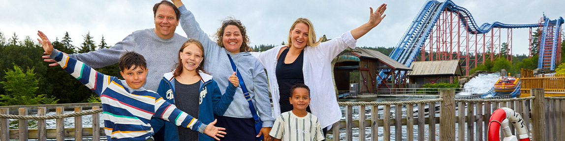 Familiedag - Gjester foran SuperSplash TusenFryd