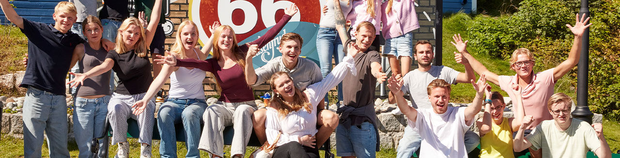 Gruppe gjester som løper Tusenfryd